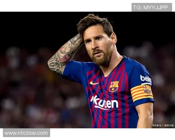 球星带走足球的瞬间定格，展现运动员独特魅力与专注神态